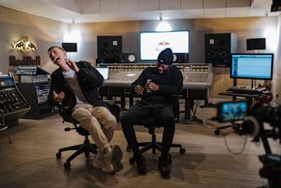 Ysos travaille avec le rappeur Bolemvn aux Red Bull Studios Paris.