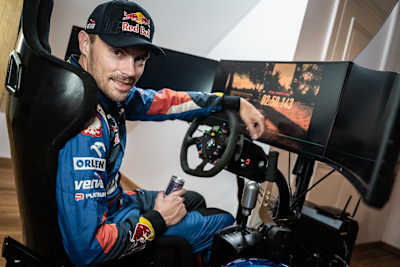 Kuba Przygoński grający w symulatorze w grę Dirt Rally 2.0