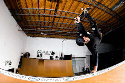 Lincoln Ueda - Frontside Invert