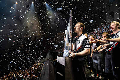 A picture of G2 winning the LEC trophy in 2019
