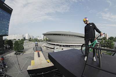 Dawid Godziek en la caída en Red Bull Roof Ride