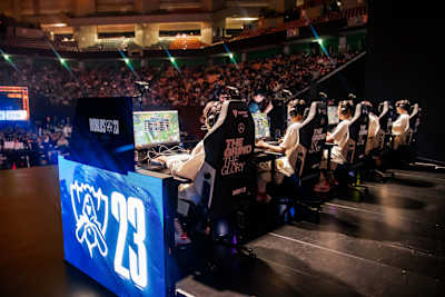 Weibo Gaming compite en las semifinales del Campeonato Mundial de League of Legends 2023