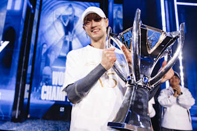 Rekkles holding a trophy.