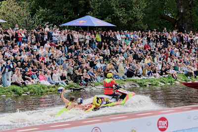 Deltagare har ramlat i vattnet framför fullsatt publik under Red Bull Tandemkampen 2024 i Göteborg.