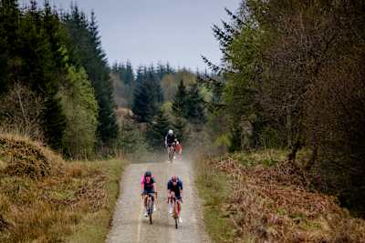 Gravelbiker beim Panaracer Dirty Reiver Bikeevent im Kielder Forest, Großbritanien.