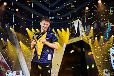 Una foto de ManuBachoore con el trofeo tras su victoria en el Campeonato Mundial de FC Pro 2025, celebrado en la Copa del Mundo de Esports el 10 de agosto de 2025.