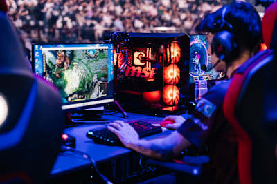 An esports player in action using MSI equipment.