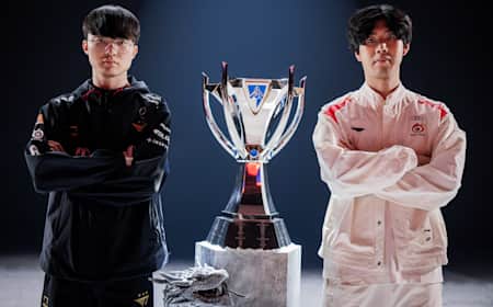 Lee "Faker" Sang-hyeok de T1 (izq.) y Kang "TheShy" Seung-lok de Weibo Gaming en la gran final del Campeonato Mundial de League of Legends 2023 el 16 de noviembre de 2023 en Seúl, Corea del Sur.