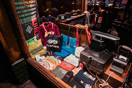 En Florida 135 puedes encontrar todo lo que buscas, tienda de merchandising incluida