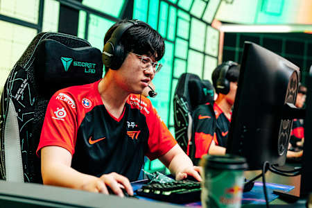  Choi “Zeus” Woo-je of T1 competes at the League of Legends Mid-Season Invitational Knockout Stage on May 28, 2022 in Busan, South Korea.