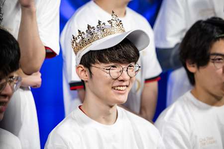 Portrait du joueur de League of Legends Faker et sa couronne.