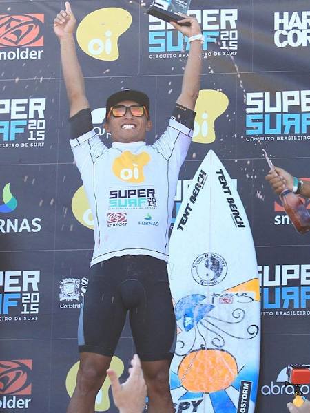Flávio Nakagima vence o Super Surf em Maresias