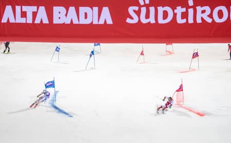 Les skieurs alpins Stefan Luitz et Marcel Hirscher s'affrontent lors d'une compétition de slalom parallèle.