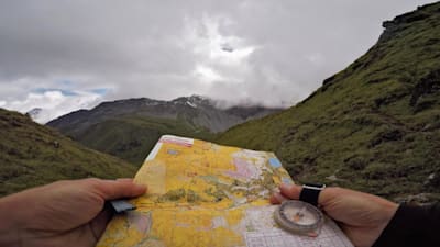 Para praticar a modalidade é necessário ter um mapa e uma bússola