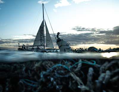 Una foto de la basura bajo el océano.