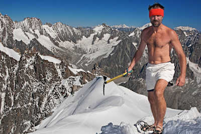 Wim Hof posando para un retrato en la montaña