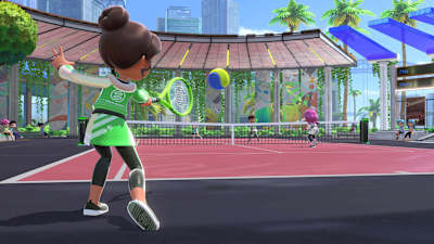 Eine Spielering schlägt einen Tennisball zurück