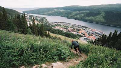 Greg Minnaar kör Downhill i Åre, Sverige under Åre Bike Festival i juli 2021.