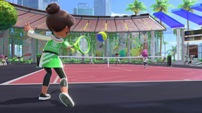 Un jugador devuelve una pelota de tenis.