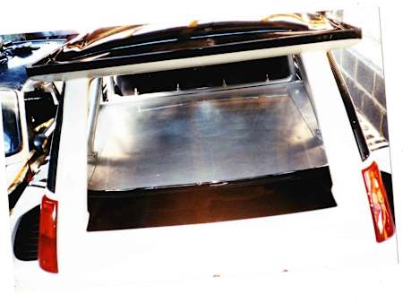 Tapa del motor del R5 Maxi Turbo de Neil Brighton, en construcción, WRC, Rally.