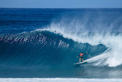 Caitlin Simmers surfing at Backdoor during the 2024 Lexus Pipe Pro.