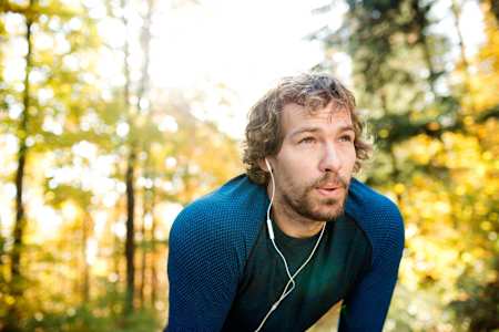 Беговая тренировка в лесу.