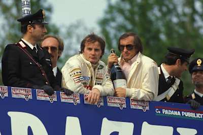 Gilles Villeneuve rabbuiato dopo il discusso epilogo del GP a Imola, 1982