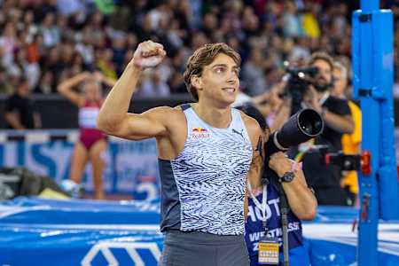 Armand Duplantis comemora vitória na etapa de Zurique na Liga Diamante 2022