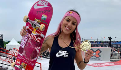 Leticia Bufoni com a medalha de ouro dos X Games Shangai 2019
