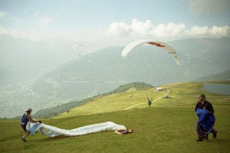 Los parapentistas se preparan y toman la salida durante la Red Bull Dolomitenmann.