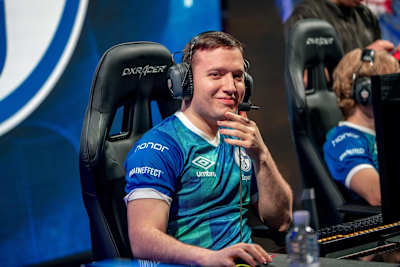 Tamás ‘Vizicsacsi’ Kiss, joueur League of Legends de Schalke 04 qui participera aux Worlds 2018.