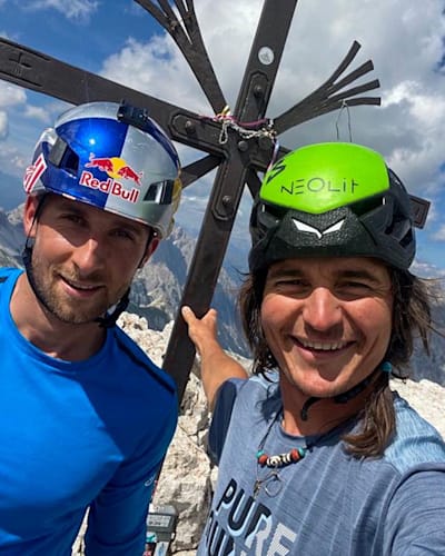Selfie von Nico Hojac und Simon Gietl mit dem Gipfelkreuz.