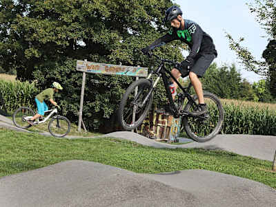 Zwei Biker im Pumptrack von Stuttgart-Weilimdorf