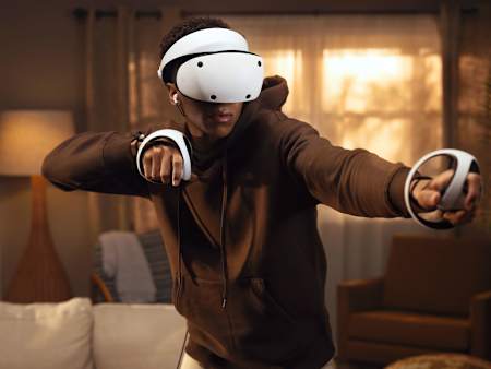 Un hombre dibuja un arco virtual en VR.