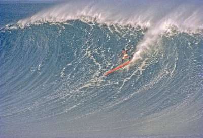 Eddie Aikau surfeando Waimea