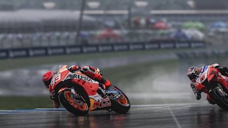 Marc Marquez pilote sa moto sous la pluie dans le jeu vidéo de course MotoGP 22.