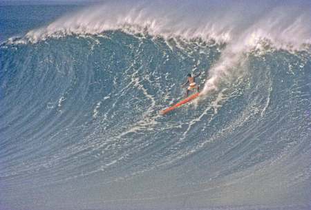 Eddie Aikau surfando Waimea