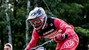 AP-1UYEXP6A51W11-featureMedia