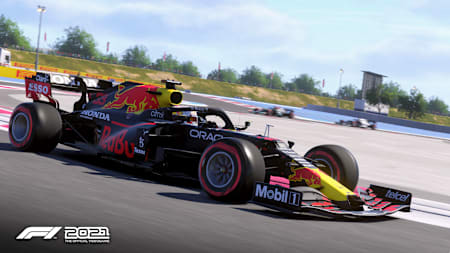 Screenshot przedstawiający Maxa Verstappena ścigającego się na wirtualnym torze F1 2021.