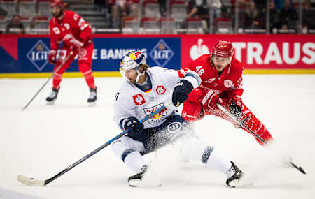 Markus Eisenschmied du Red Bull Munich à la lutte pour la rondelle avec Viliam Cacho.