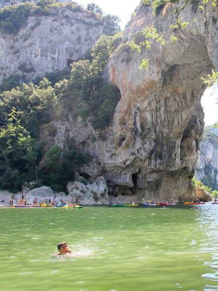 Le Pont d'Arc en Ardèche est l'un des meilleurs endroits pour les baignades sauvages en France.