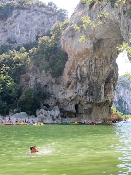 Le Pont d'Arc en Ardèche est l'un des meilleurs endroits pour les baignades sauvages en France.
