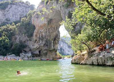 Le Pont d'Arc en Ardèche est l'un des meilleurs endroits pour les baignades sauvages en France.