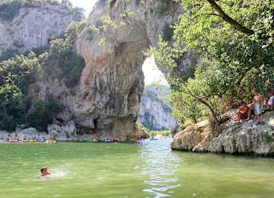 Le Pont d'Arc en Ardèche est l'un des meilleurs endroits pour les baignades sauvages en France.