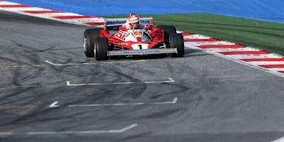 Niki Lauda am Steuer seines Ferrari während eines Formel-1-Rennens.