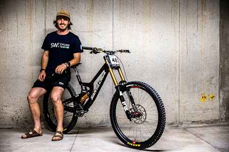 Oliver Zwar posing with his new Santa Cruz V10 ahead of the UCI MTB World Championships in Val di Sole, Italy, in august 2021.