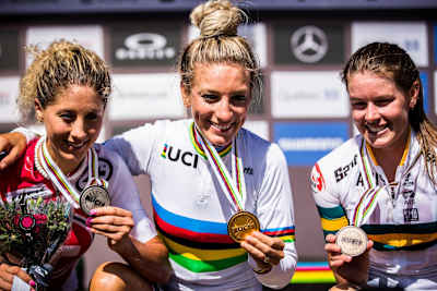 Neff, Ferrand-Prévot y McConnell posan con sus medallas durante el Campeonato del Mundo 2019 en MSA.