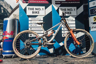 Le VTT descente Saracen Myst avec lequel le rider pro Matt Walker a remporté la Coupe du monde UCI 2022 à Leogang, en Autriche.