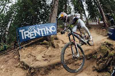Loic Bruni roule sur son VTT descente Specialized Demo à la Coupe du monde UCI 2022 à Val di Sole, Italie.