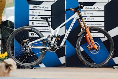 Le VTT descente Commencal Supreme de Myriam Nicole à la Coupe du monde de VTT descente UCI 2022 à Val di Sole, en Italie.